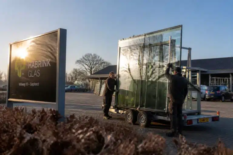 klant en medewerker tillen grote ruit hr++ glas in glasaanhanger bij glashandel in staphorst